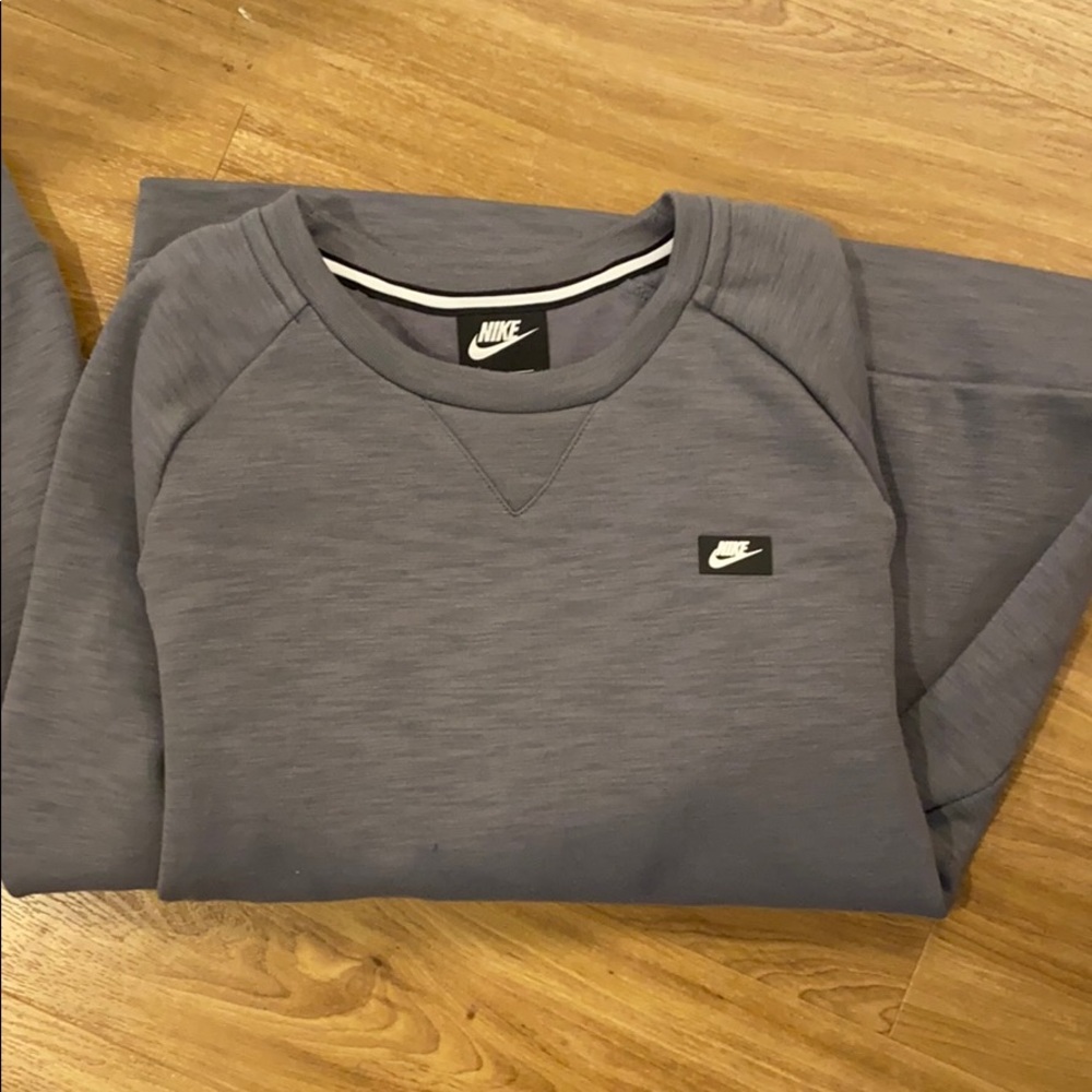 Nike long sleeve, only worn 2-3 times.